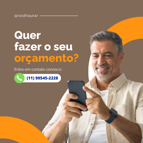 Homem Olhando celular como se fosse solicitar orçamento para a empresa